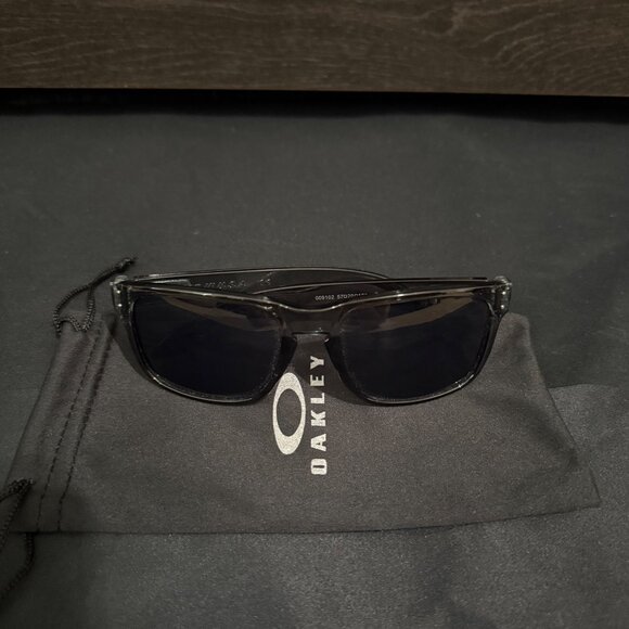 Oakley Holbrook Smoke Gray Polished Mens Sunglasses 9102 Black Lenses - Picture 6 of 8